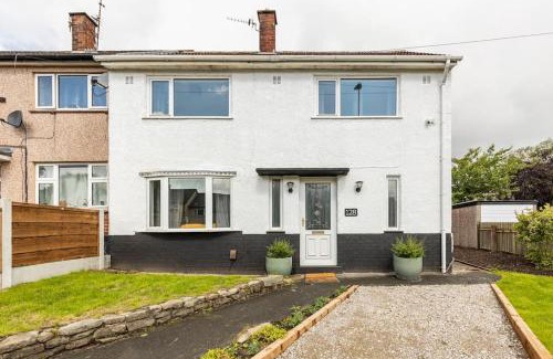 Belthorn House | Lookout 5-Bed House in Darwen Blackburn BB1 Free Parking Roadside