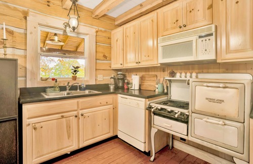 Menlo Cabin | Lookout Mountain Cabin on 47 Acres with Waterfalls & Trails