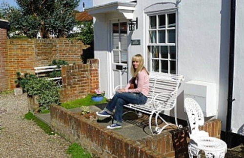 Southwold Cottage | Loom Cottage, Central SouthWold, Pet Friendly & Parking (Sleeps 4, 2 Bedroom)
