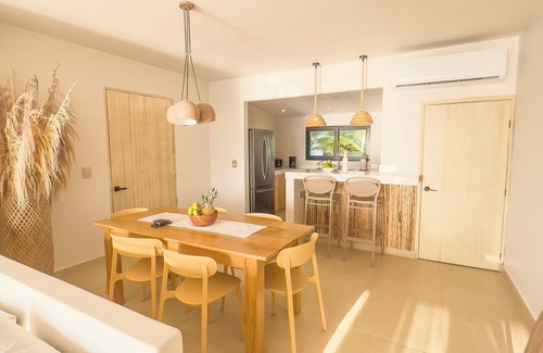 Tolu House | Loretta Beach House + Infty Pool