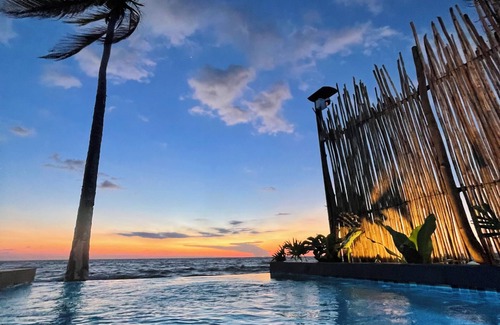 Tolu House | Loretta Beach House + Infty Pool