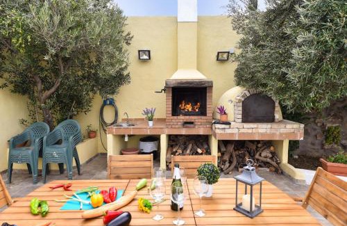 Ingenio Villa | Los Algodones Cottage with Pool by VillaGranCanaria