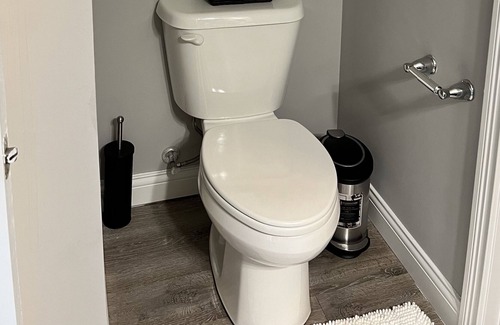 Highview Apartment | Lou Blue! King bed suite w/ Wi-Fi + Self Check-in