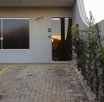 Guarapuava Apartment | Lou Suítes - Suíte 03 com 2 camas de casal - Conforto para sua Família