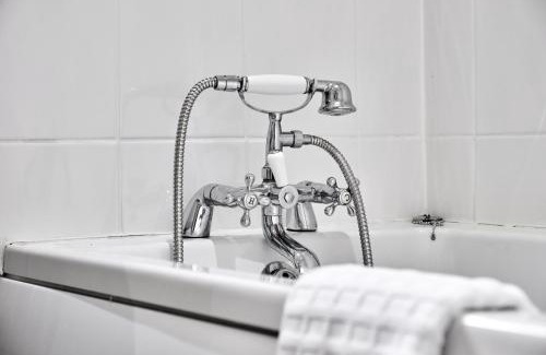 Enniskillen House | Loughside Lodge - Fermanagh 5 bed waterside bungalow