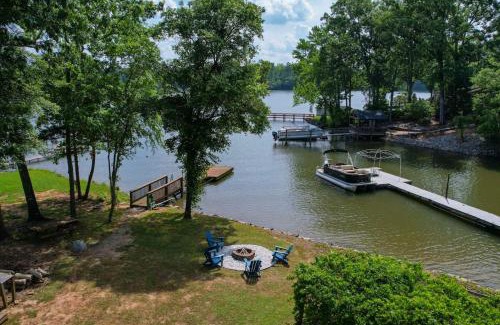 Prosperity House | Lounge on Lakewood Sleeps 10