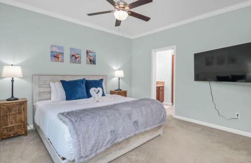 Prosperity House | Lounge on Lakewood Sleeps 10
