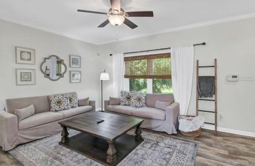 Prosperity House | Lounge on Lakewood Sleeps 10