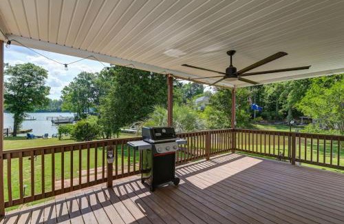 Prosperity House | Lounge on Lakewood Sleeps 10