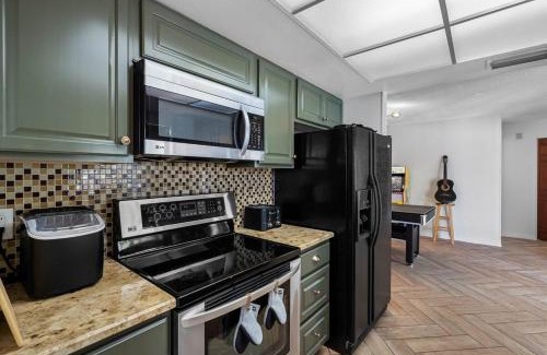 Lake Magdalene House | Lounge & Play in Chic North Tampa Home