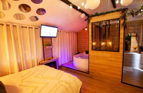 Downtown Angers Bed & Breakfast | Love Room Romantique Les Petits Plaisirs