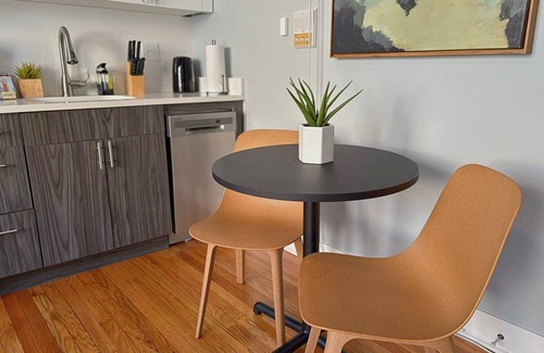 Roscoe Village Apartment | Lovely 1BR Apt in Lakeview