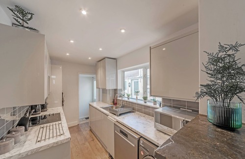 Sittingbourne House | Lovely 2 Bed 2 Bath House in the heart of Sittingbourne.