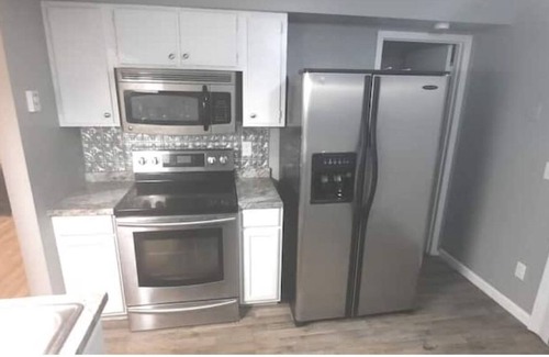 West Columbus House | Lovely 2-bedroom rental unit with free parkingn