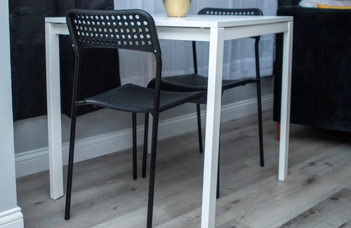 DeBaliviere Place Apartment | Lovely 2 BR Free Parking W/D