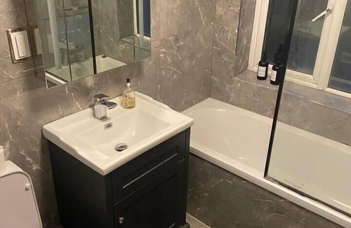 Potters Bar House | Lovely 3-Bed House in Potters Bar jacuzzi & 75inch