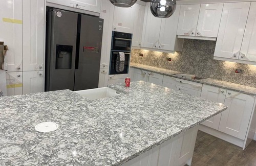 Potters Bar House | Lovely 3-bed House in Potters Bar Jacuzzi & 75inch