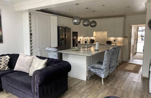 Potters Bar House | Lovely 3-bed House in Potters Bar Jacuzzi & 75inch