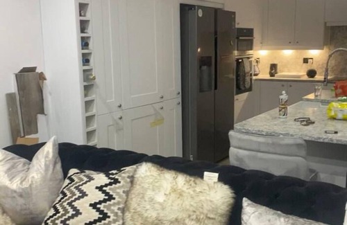 Potters Bar House | Lovely 3-bed House in Potters Bar Jacuzzi & 75inch