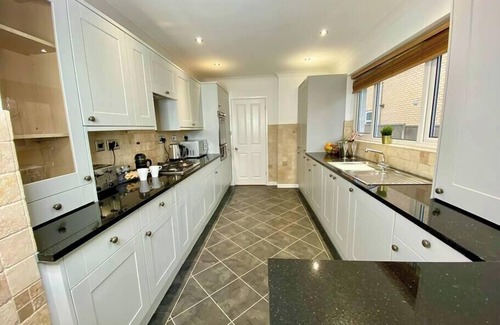 Poole House | Lovely 3 bedroom house - parking, garden & wifi