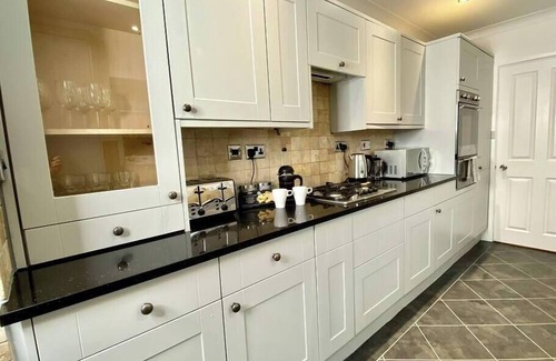 Poole House | Lovely 3 bedroom house - parking, garden & wifi