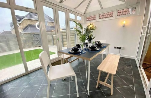 Poole House | Lovely 3 bedroom house - parking, garden & wifi