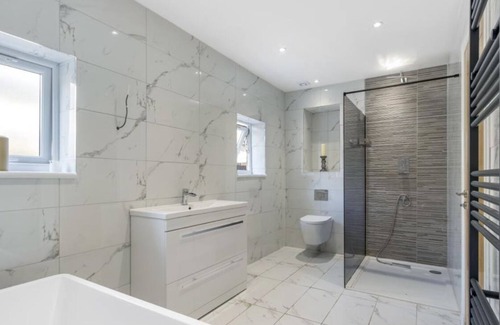 Southgate House | Lovely 3 bedroom newly refurbished property with a garden and parking