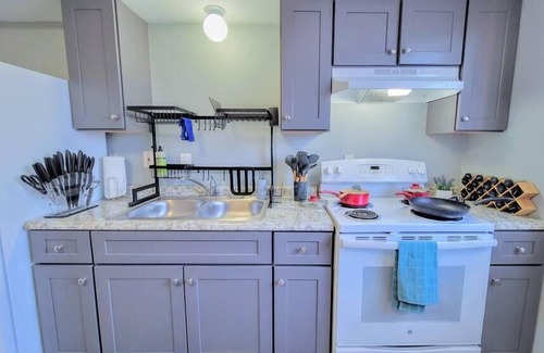 Mendota Apartment | Lovely 3BD Apt. K | free parking, great coffee!