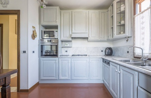 Seravezza Apartment | Lovely apartment for 6 people with hot tub, WIFI, A/C, balcony and pets allowed