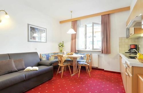Albions Apartment | Lovely apartment for 4 guests with pool, WIFI, TV, balcony, pets allowed and parking