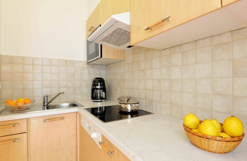 Albions Apartment | Lovely apartment for 2 guests with WIFI, pool, TV, balcony, pets allowed and parking