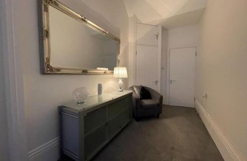 Cleethorpes Apartment | Lovely Apartment in Cleethorpes Beachfront Area sleeps up-to 10