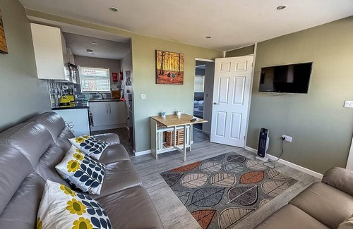 Scratby Ski Chalet | Lovely chalet with free Wi-Fi at Green Farm Park, Norfolk ref 43395G