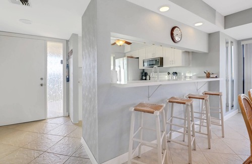 Mid Island Condo | Lovely End-Unit, Lagoon-Front Community, South of Mid-Island! Heated Community Pool! Free Parking!