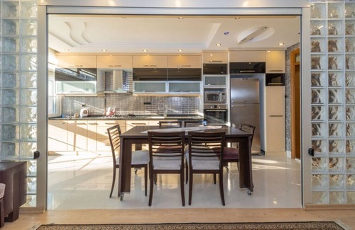 Antalya City Centre Apartment | Lovely Flat with Sea View near Beach in Muratpasa