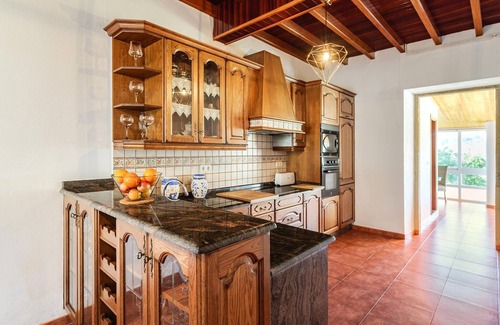 Muros House | Lovely home in Muros with kitchen