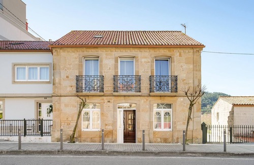 Muros House | Lovely home in Muros with kitchen