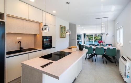 Rogac House | Lovely Home In Rogac With Wifi