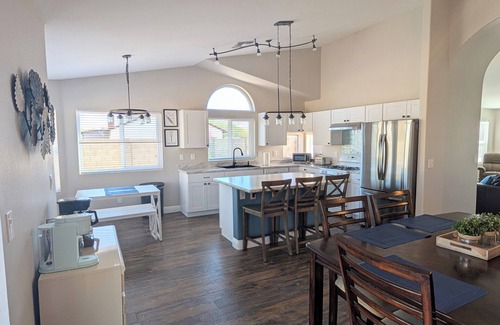 La Buena Vida House | Lovely home within walking distance to State Farm Stadium.