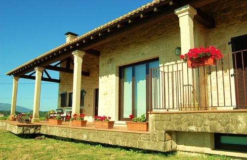 Rianxo Cottage | Lovely house, wonderfull views over the sea, free wi-fi, fireplace, bbq, garden