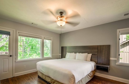 Buford Cabin | Lovely Lake House with Private Deck + Washer/Dryer