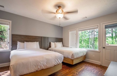 Buford Cabin | Lovely Lake House with Private Deck + Washer/Dryer