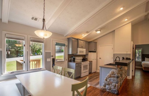 Buford Cabin | Lovely Lake House with Private Deck + Washer/Dryer