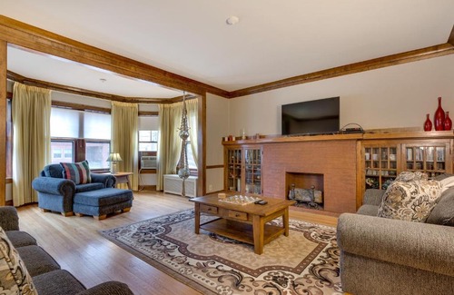 Rogers Park Apartment | Lovely Near Loyola - Enjoy the Wonderful Outdoor Space and Sun Room - Room for the Whole Crew apts