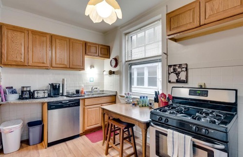 Rogers Park Apartment | Lovely Near Loyola - Enjoy the Wonderful Outdoor Space and Sun Room - Room for the Whole Crew apts