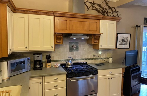 Edgewood House | Lovely private Carriage House on Historic Property