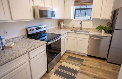 Columbia House | Lovely Restored 3-bedroom patio house near Lex Med Center