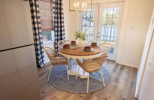 Columbia House | Lovely Restored 3-bedroom patio house near Lex Med Center