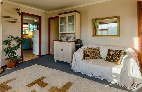 Fish Hoek House | Lovely sea, valley and mountain views from high on the mountainside! Enjoy!