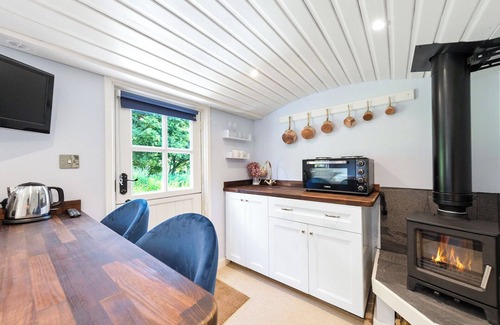 Wichling Cottage | Lovely shepherd’s hut with stunning views set in beautiful grounds/countryside.